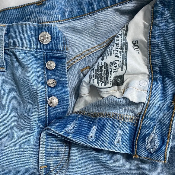 WOMEN'S LEVI'S PREMIUM 501 CUT OFF DENIM SHORTS 31 - Picture 2 of 6